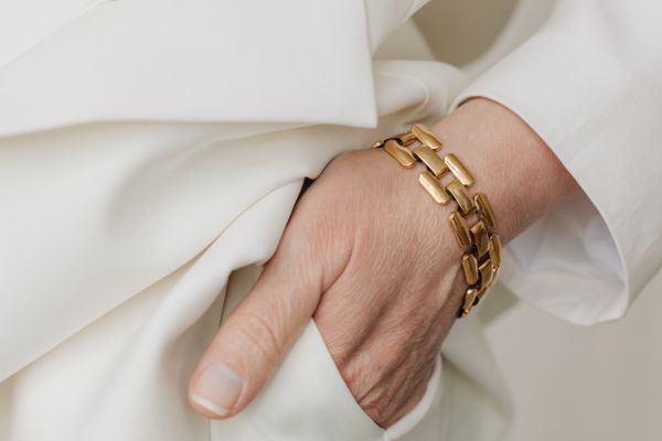 how to wear men's jewelry