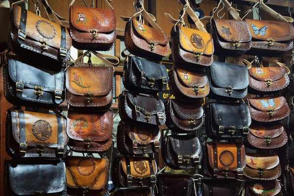 crossbody bag vs shoulder bag