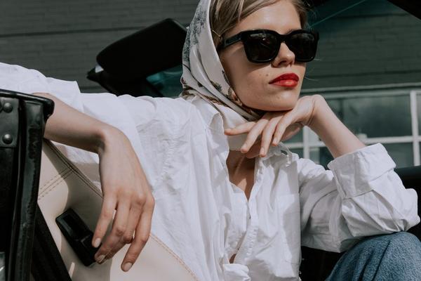 how to wear a silk scarf